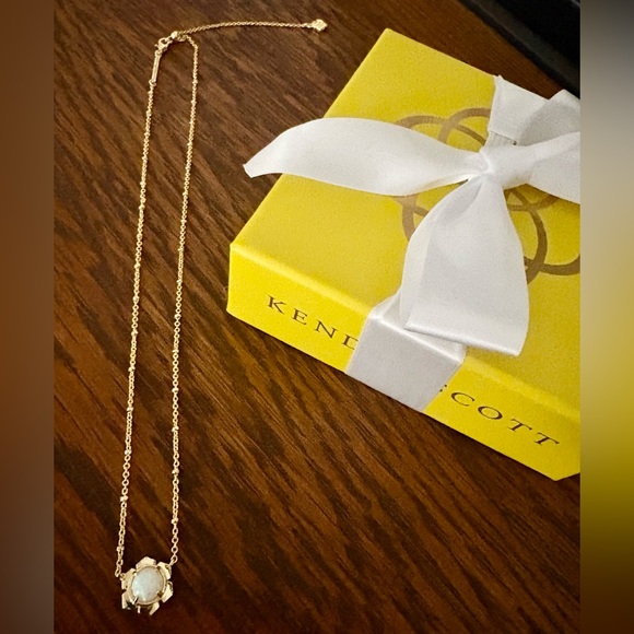 Kendra Scott Susie Gold Pendant Necklace in White Kyocera Opal - Picture 11 of 16